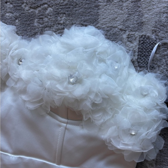 Strapless satin flower appliqué dress - Picture 4 of 10